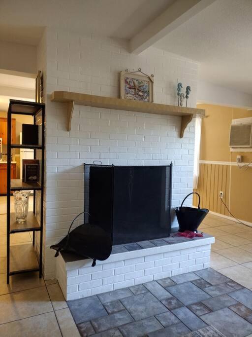 Cozy Vintage Waterfront Home With Fireplace And Kayaks Spring Hill Exterior photo